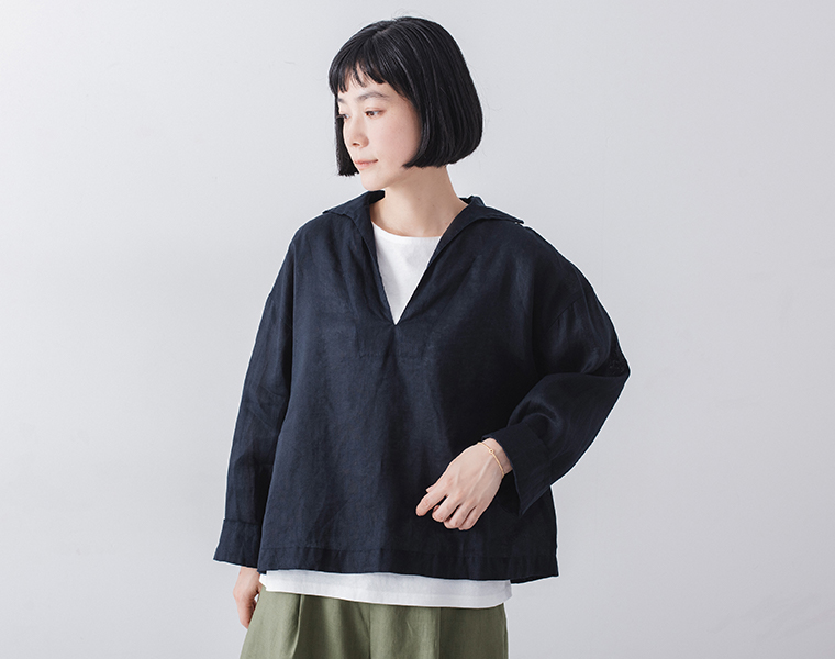 Vent d'ouest リネンキャンバスセーラーカラーブラウスのネイビーを着た女性モデルの上半身コーディネート