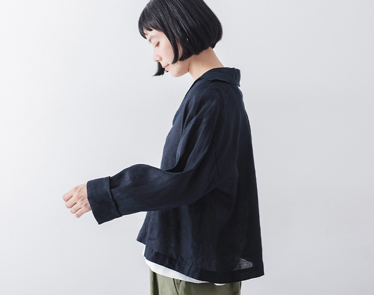 Vent d'ouest リネンキャンバスセーラーカラーブラウスのネイビーを着た女性モデルのサイドスタイル