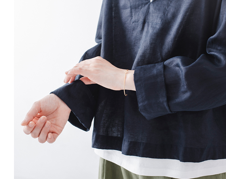 Vent d'ouest リネンキャンバスセーラーカラーブラウスのネイビーの袖口を折り返したディテール