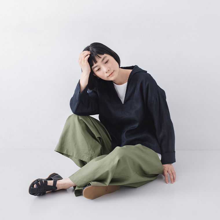 Vent d'ouest リネンキャンバスセーラーカラーブラウスのネイビーを着た女性モデルの座りポーズ