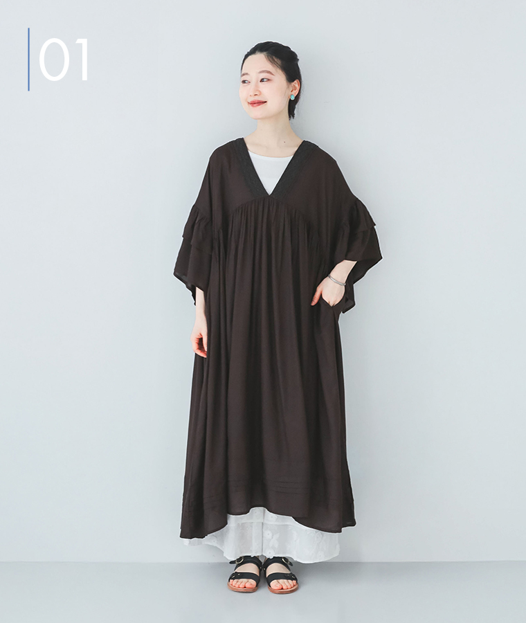 LUPILIENのレーヨンフリルギャザーワンピースを着て正面を向いて立っている