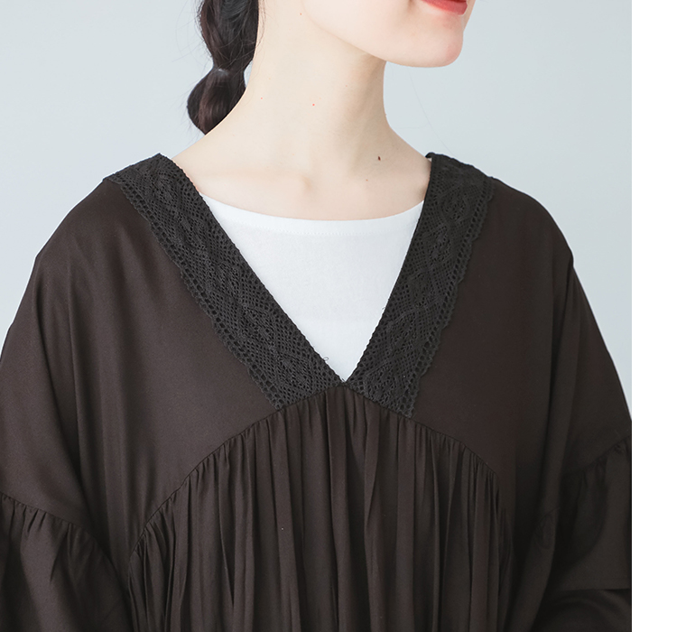レーヨンフリルギャザーワンピースのVネックとレースのディテール