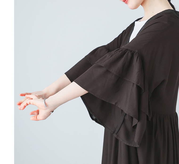 レーヨンフリルギャザーワンピースのフリル袖のアップ