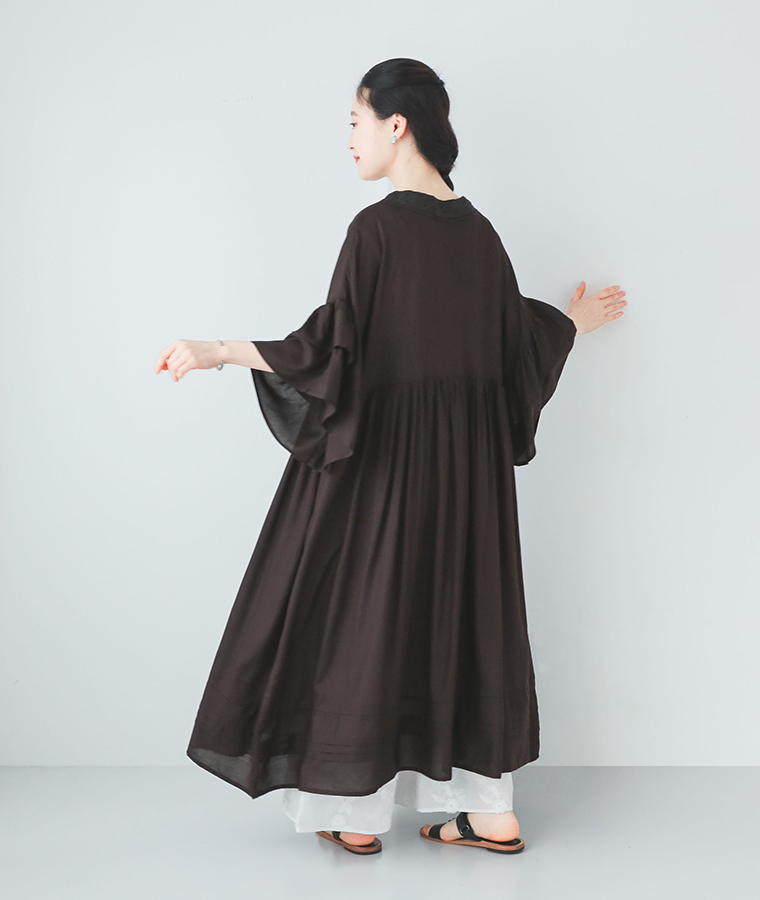 モデルがレーヨンフリルギャザーワンピースを着て後ろ姿で動いている