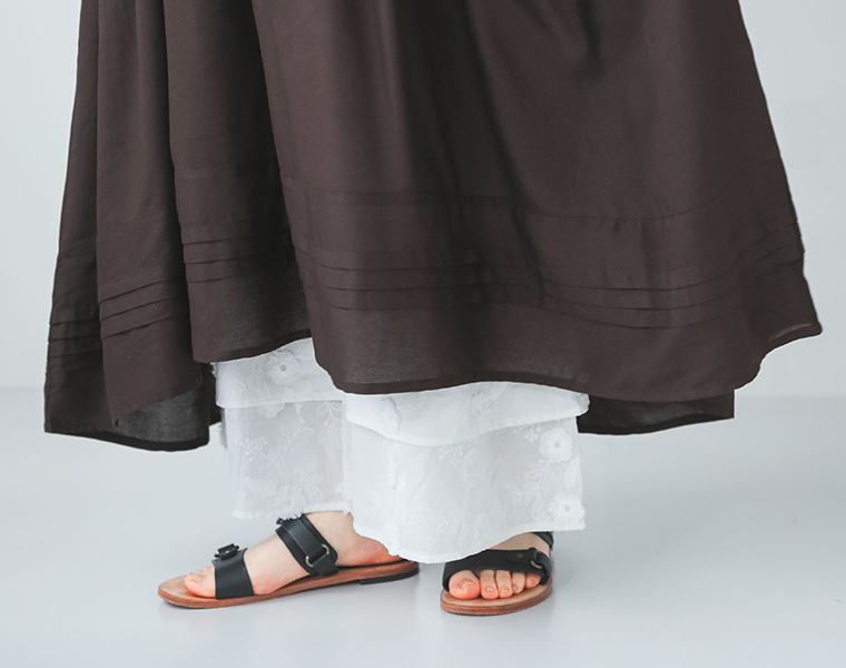 レーヨンフリルギャザーワンピースの裾と白いペチパンツとサンダルの足元