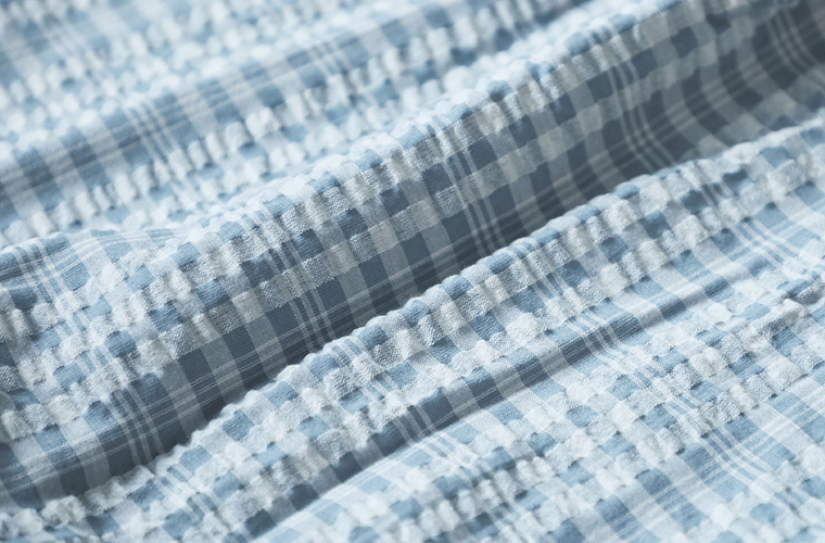 【ロング丈】サッカーウエストギャザーワンピースの生地の凹凸とチェック柄のアップ