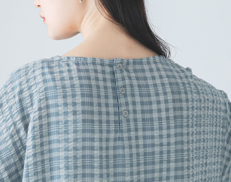 【ロング丈】サッカーウエストギャザーワンピースの後ろ首元とボタンのディテール