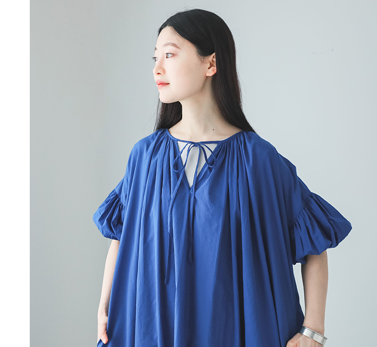 モデルがキャンブリック2way7分袖ギャザーワンピースを着ている上半身