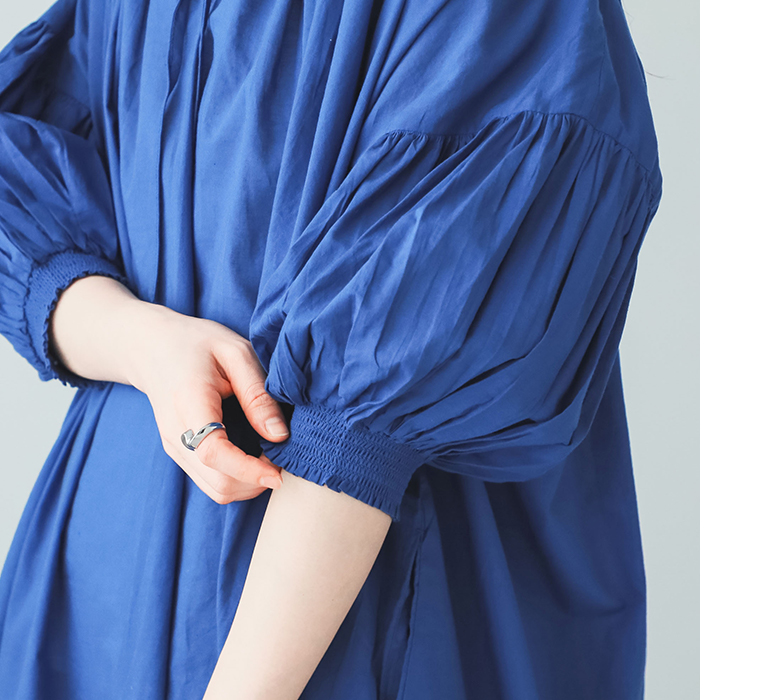 キャンブリック2way7分袖ギャザーワンピースの袖口シャーリングのディテール