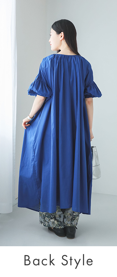 モデルがキャンブリック2way7分袖ギャザーワンピースを着て後ろ姿で立っている