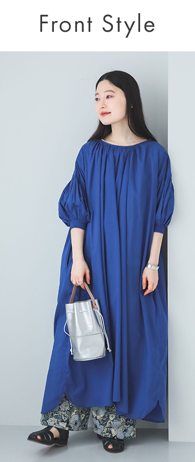 モデルがキャンブリック2way7分袖ギャザーワンピースを着て正面で立っている