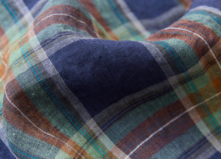ICHI Antiquites リネンコットンタータンチェックシャツ ネイビー 生地アップ ナチュラルな風合い