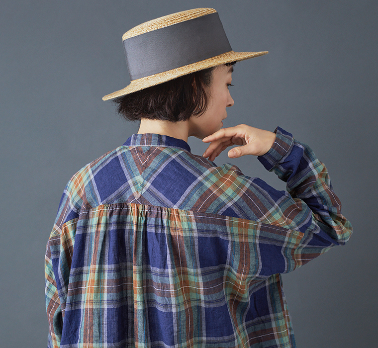 ICHI Antiquites リネンコットンタータンチェックシャツ ネイビー バックスタイル ヨーク切り替え ギャザー入り