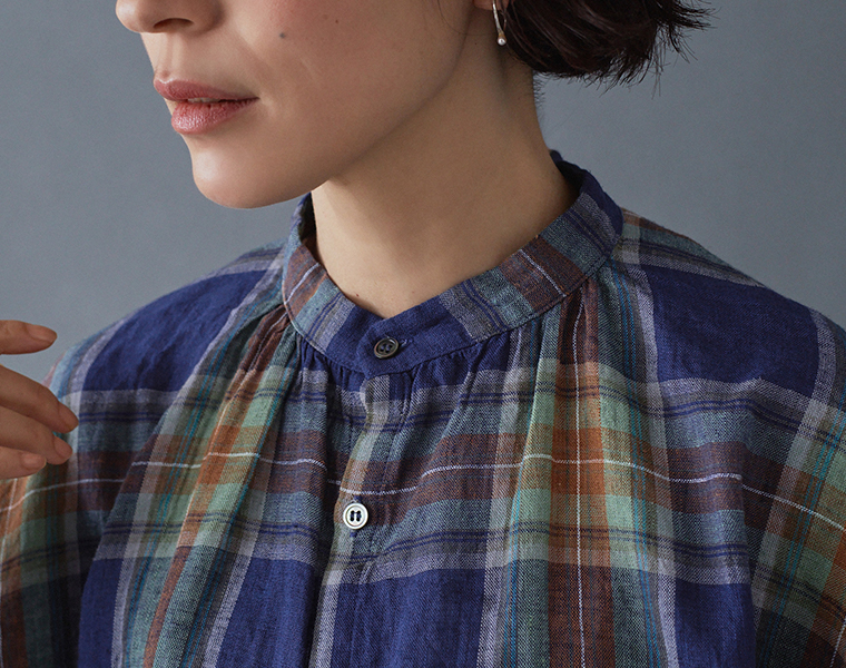 ICHI Antiquites リネンコットンタータンチェックシャツ ネイビー バンドカラー フロントボタン ディテール