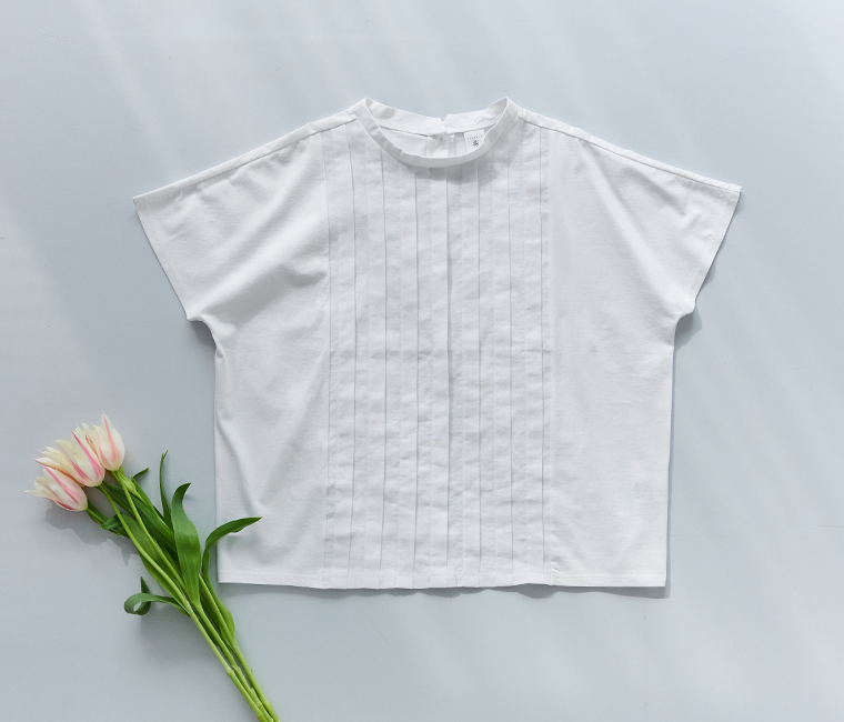 LILASIC 布帛切替タックＴシャツのホワイトを平置きした商品画像（フロントのタックデザイン・チューリップ添え）