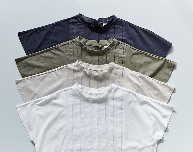 ネイビー・カーキ・ナチュラル・ホワイトの半袖Tシャツを重ねて並べた商品画像（フロントのタックデザイン）
