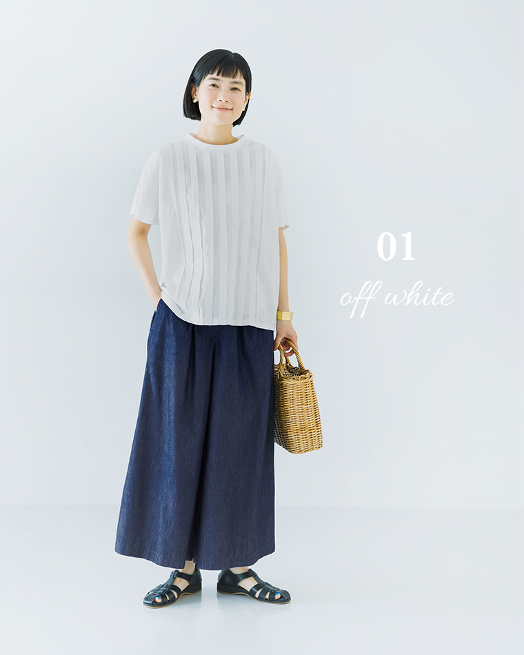 オフホワイトの半袖トップスにデニムワイドパンツを合わせた着用コーディネート画像（かごバッグ・黒サンダル）