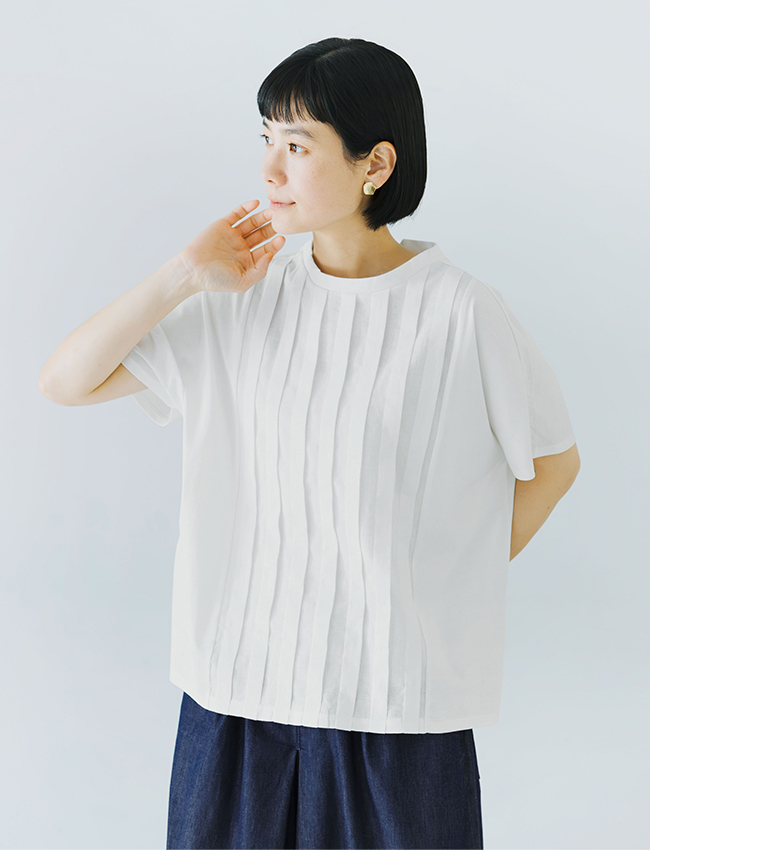 オフホワイトの半袖トップスにネイビーのワイドパンツを合わせた着用コーディネート画像（フロントタックデザイン）