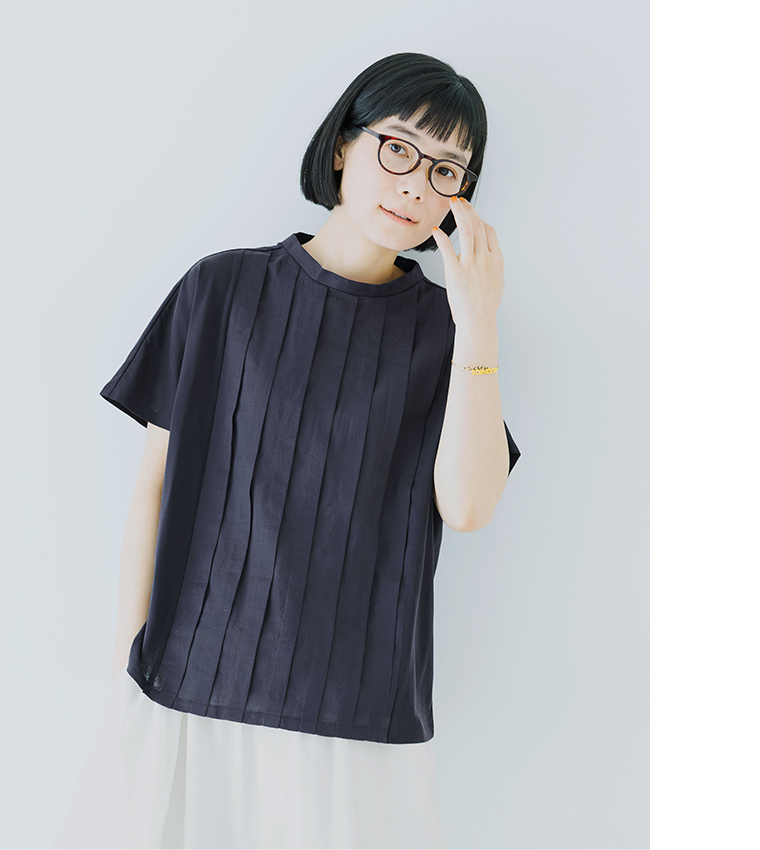 ネイビーの半袖トップスを着用した人物のバストアップコーディネート画像