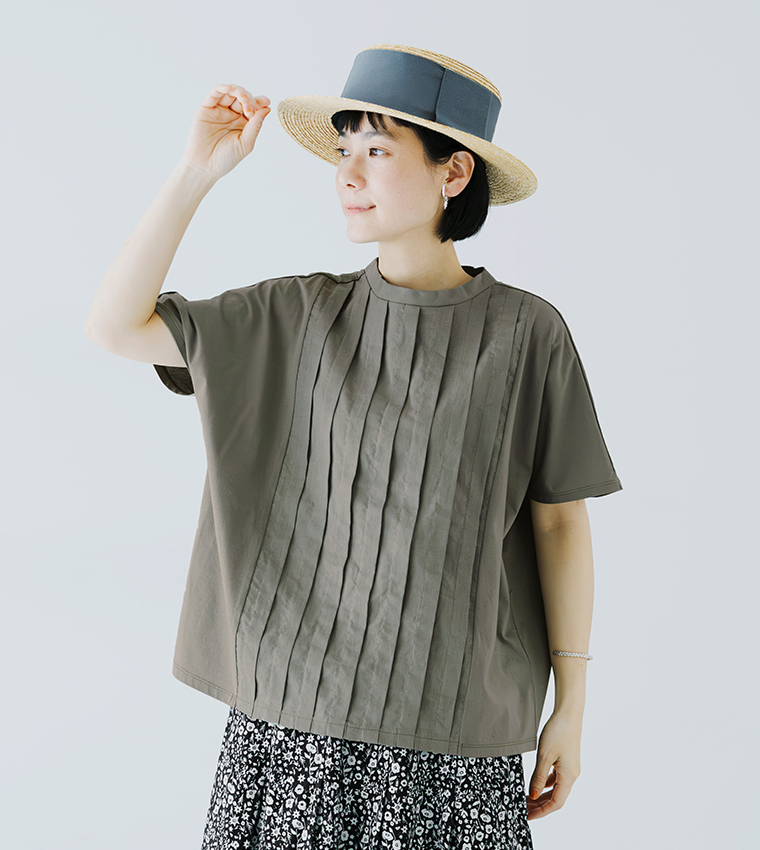 カーキの半袖トップスを着用した人物がハットをかぶるバストアップの着用コーディネート画像