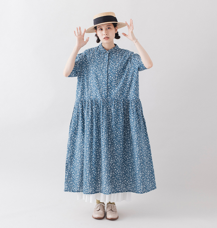 HEAVENLY フラワープリントワンピースのブルーを着た女性モデルの正面スタイル