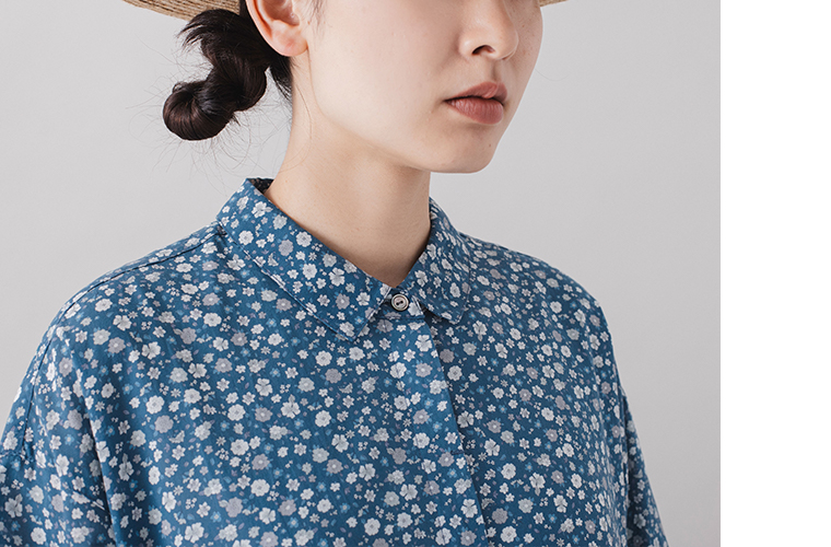 HEAVENLY フラワープリントワンピース ブルーの襟元ディテール