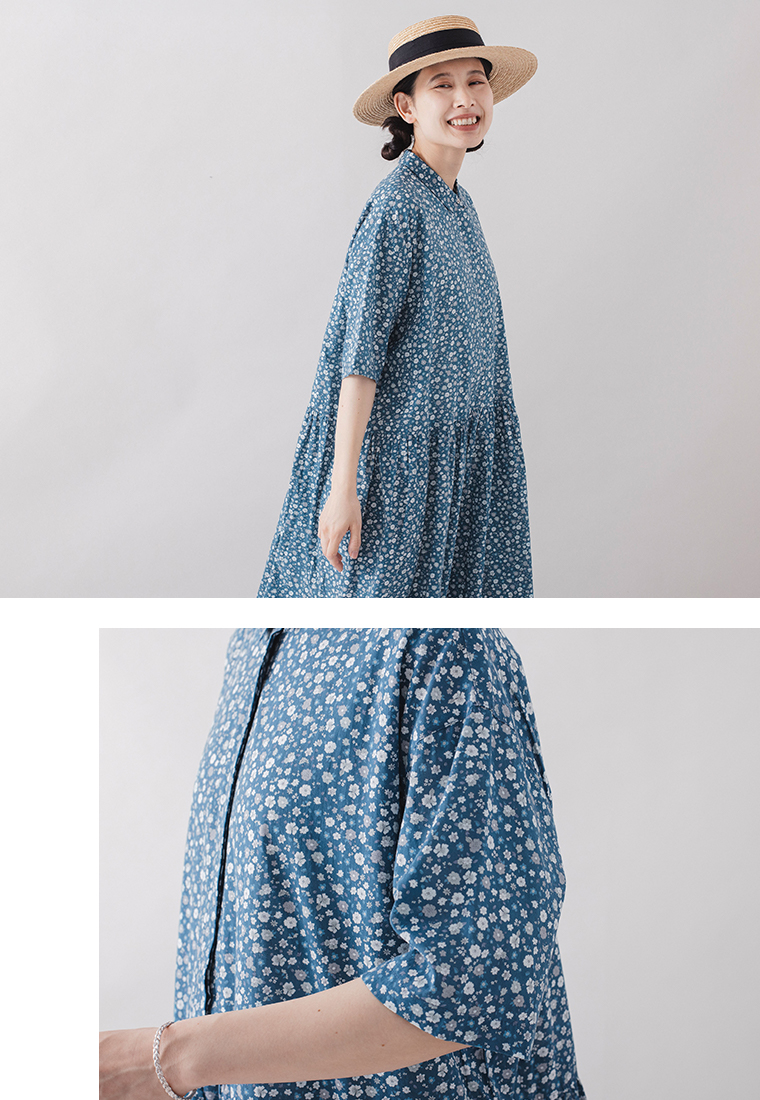 HEAVENLY フラワープリントワンピースのブルーを着た女性モデルのサイドスタイルと袖のディテール