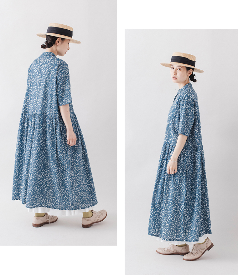 HEAVENLY フラワープリントワンピースのブルーを着た女性モデルの後ろ姿とサイドスタイル