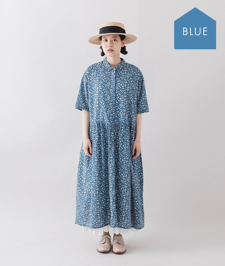 HEAVENLY フラワープリントワンピースのブルーを着た女性モデルの全身コーディネート