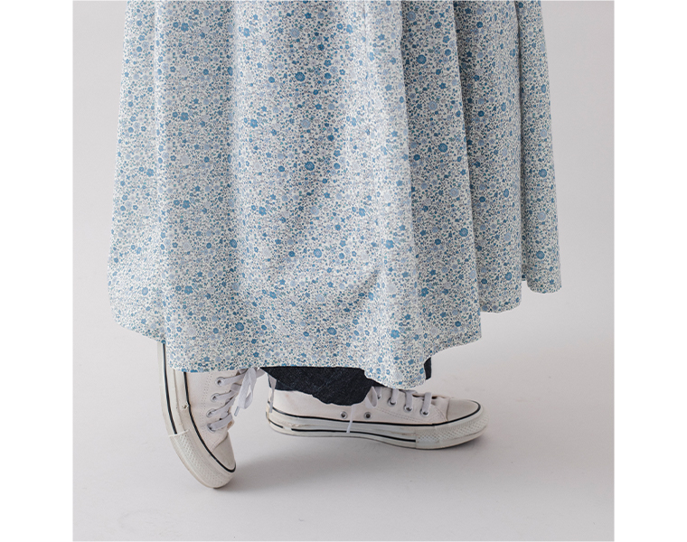 HEAVENLY フラワープリントワンピース オフホワイトの裾まわりと足元コーディネート