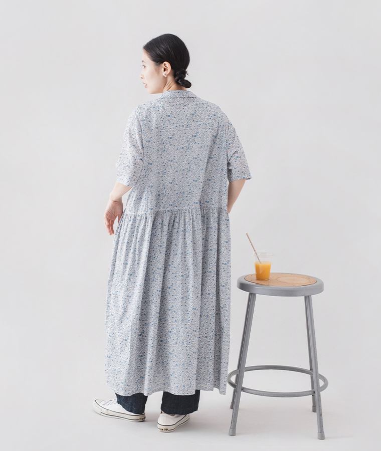 HEAVENLY フラワープリントワンピースのオフホワイトを着た女性モデルの後ろ姿