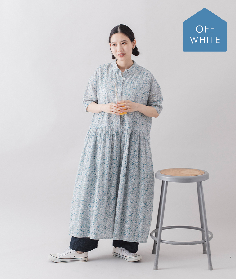 HEAVENLY フラワープリントワンピースのオフホワイトにデニムを合わせた女性モデルの全身コーディネート