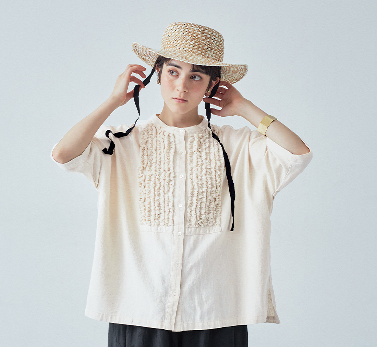 甘撚りデニムフリンジブラウス(ナチュラル)着用の上半身寄り前カット