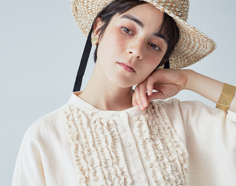 甘撚りデニムフリンジブラウス(ナチュラル)着用の上半身フリンジ寄りカット