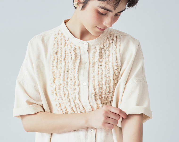 甘撚りデニムフリンジブラウス(ナチュラル)を着用し上半身の袖を折り返したカット