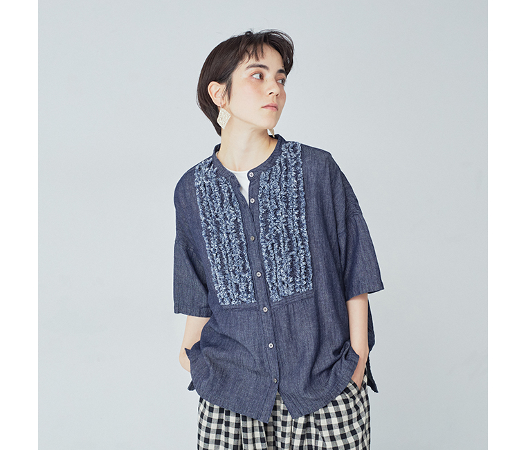 甘撚りデニムフリンジブラウス(インディゴ)着用の上半身寄りの前カット
