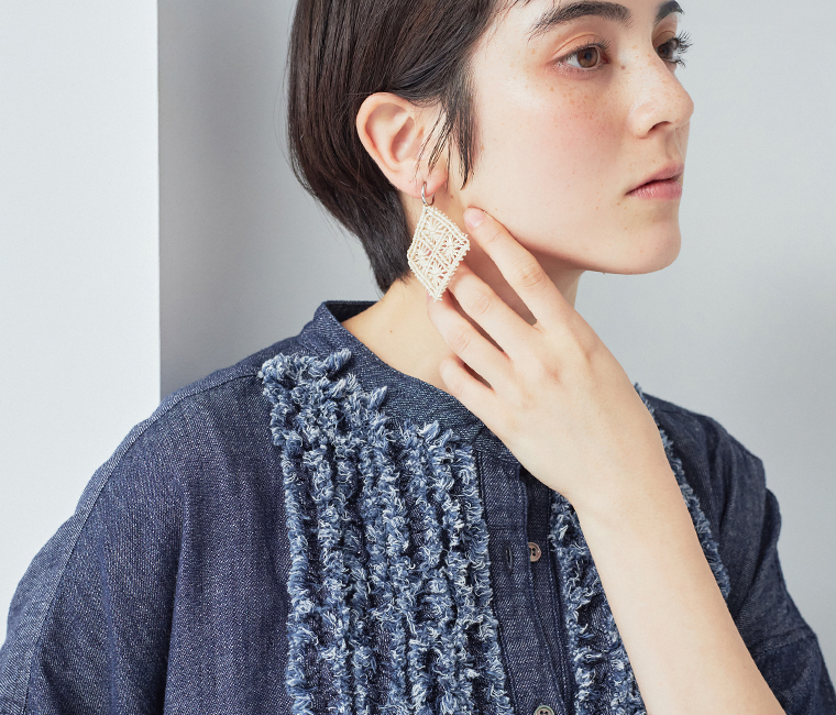 甘撚りデニムフリンジブラウス(インディゴ)着用の上半身フリンジ寄りのカット