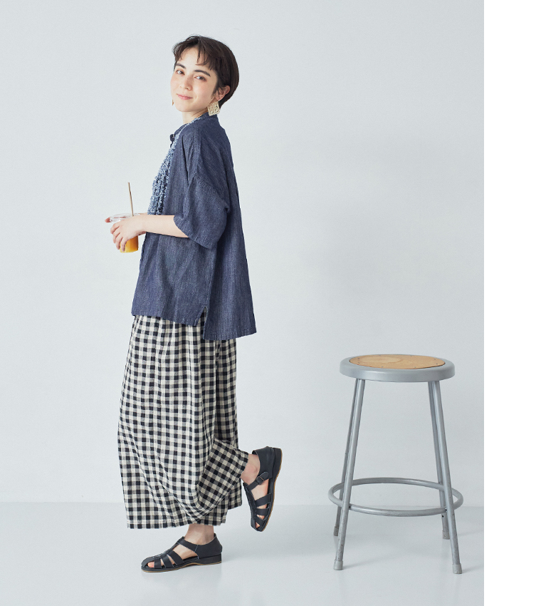 甘撚りデニムフリンジブラウス(インディゴ)着用の全身横のコーディネート