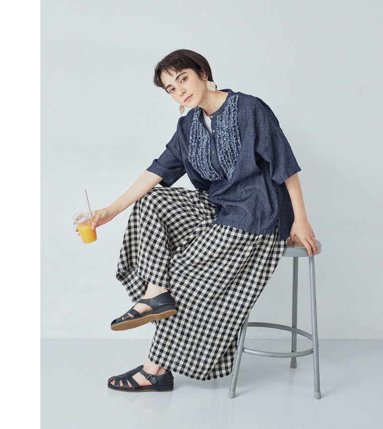 甘撚りデニムフリンジブラウス(インディゴ)を着用し椅子に座ったカット