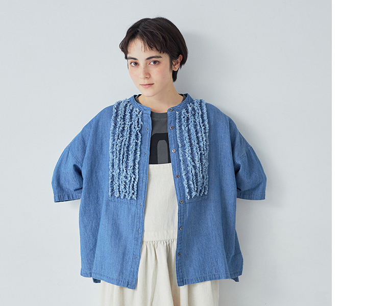 甘撚りデニムフリンジブラウス(ブルー)着用の上半身寄り前カット