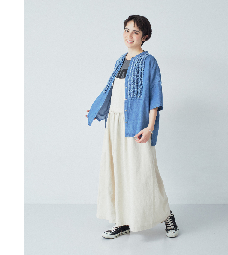 甘撚りデニムフリンジブラウス(ブルー)を羽織った全身前のコーディネート