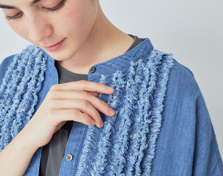 甘撚りデニムフリンジブラウス(ブルー)のフリンジ撚りカット