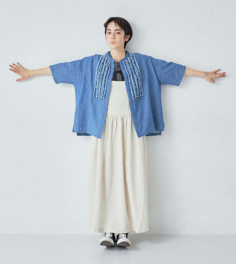 甘撚りデニムフリンジブラウス(ブルー)を羽織って手を広げた全身カット
