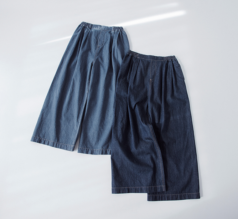 &yarnコットンリネンデニムワイドギャザーパンツのブリーチとインディゴのワイドデニムパンツを並べて置いた商品画像（ウエストゴム仕様）