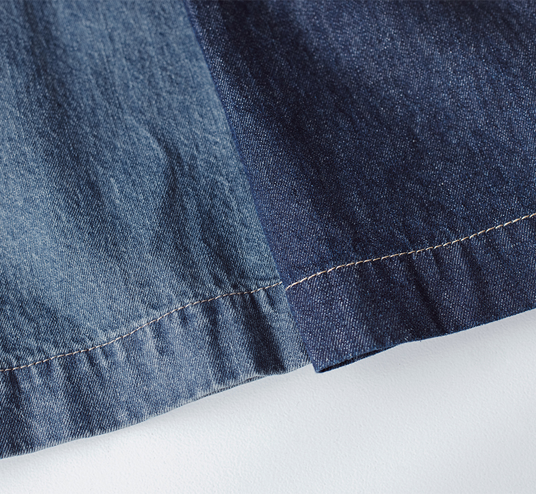 ブリーチとインディゴのデニム生地を並べて写した素材アップ画像（ステッチ入り）