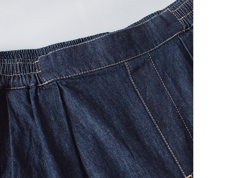 インディゴデニムのウエストゴム仕様とステッチを写した素材ディテール画像