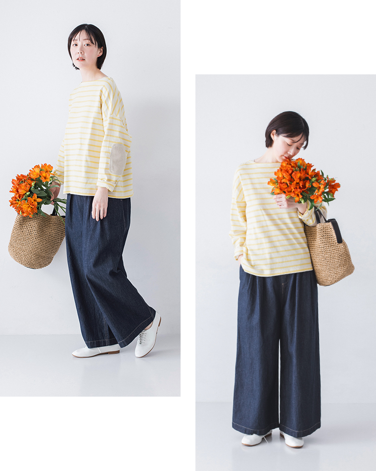イエロー×ホワイトのボーダートップスにインディゴのワイドデニムパンツと白シューズを合わせ、花入りのかごバッグを持つ着用コーディネート画像（2カット並び）