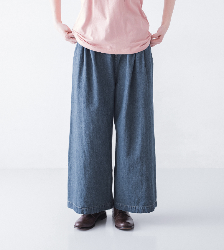 ピンクのトップスにブリーチデニムパンツとブラウンシューズを合わせた着用コーディネート画像