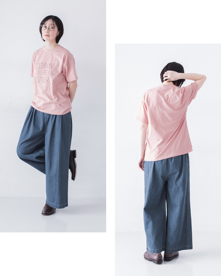 ピンクのロゴTシャツにブリーチデニムパンツとブラウンシューズを合わせた着用コーディネート画像（前後2カット）