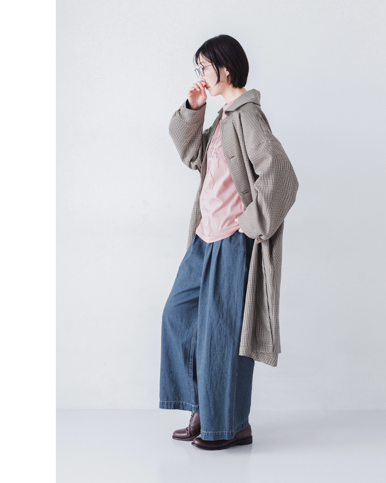 チェック柄のロングコートにピンクトップスとブリーチデニムパンツ、ブラウンシューズを合わせた着用コーディネート画像